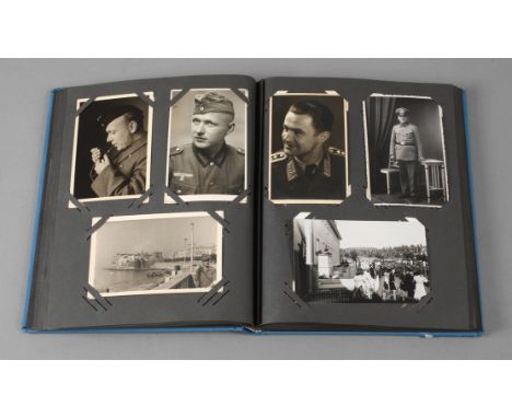 Foto-/Ansichtskartenalbum 2. Weltkriegmit ca. 145 soldatischen Portrait-Fotografien, in blauem Album "Postkaart-Album", norma