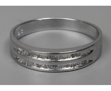 Diamantringneuzeitlich, Weißgold gestempelt 14 K = 585/1000, zweireihig, besetzt mit insgesamt 40 Baguettediamanten im Gesamt