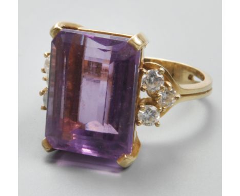 Damenring mit AmethystEnde 20. Jh., Gelbgold gestempelt 18 K = 750/1000, ca. 17 mm hoher Ringkopf, besetzt mit einem facettie