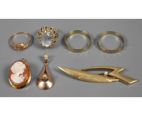 Konvolut Goldschmuck20. Jh., Gelbgold gestempelt 333, ein Paar Eheringe, ein Ring (Stein fehlt) sowie eine Brosche, G gesamt 