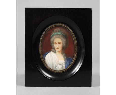 ElfenbeinminiaturAnfang 20. Jh., undeutlich signiert, Gouache auf Elfenbein, im Empirestil gearbeitetes Portrait einer jungen
