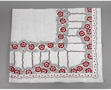 Tischdecke mit floraler Stickereium 1910, hellgraues Leinen mit Plattstichstickerei in Rot und Schwarz, als breite umlaufende
