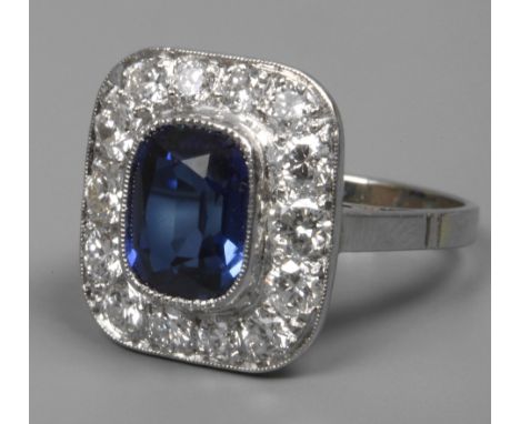 Ring mit feinem Saphir und Brillanten2. Hälfte 20. Jh., Weißgold gestempelt 750, ca. 15 mm hoher Ringkopf, mittig besetzt mit