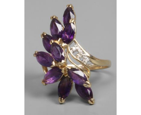 Damenring mit AmethystenEnde 20. Jh., Gelbgold gestempelt 14 K = 585/1000, ca. 31 mm hoher Ringkopf, besetzt mit zehn Amethys