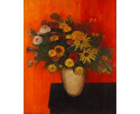 Paul Sourikoff, Blumenstilllebenbunte Sommerblumen in bauchiger Vase, auf dunkler Tischplatte vor leuchtend orangem Grund, ge