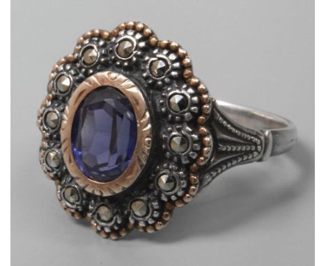 Damenring mit Amethyst und MarkasitenMitte 20. Jh., Silber geprüft, ca. 17 mm hoher Ringkopf, besetzt mit einem oval facettie