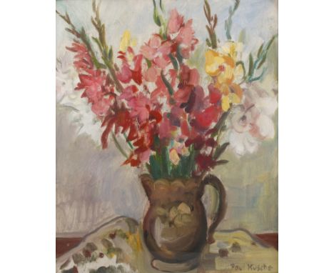 Paul Kusche, Blumenstilllebenweiße, gelbe, rote und rosa Gladiolen im braunen Keramikkrug vor lichtem Grund, pastose Malerei 