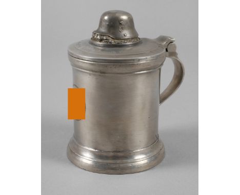 Zinnkrug Wehrmachtam Boden gemarkt "Bayreuther Eichala", auf dem Deckel Wehrmachtshelm auf Kranz, graviert "11. Komp. I. R. S