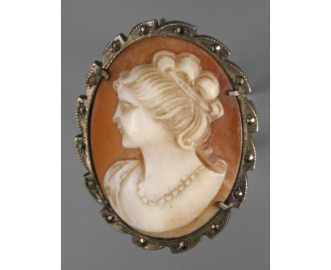 Brosche mit KameeEnde 19. Jh., Muschelkamee mit dem Portrait einer jungen Frau, umgeben von markasitbesetztem Kranz, auch als