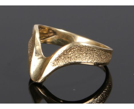 14 carat gold ring, with an arched shank, 2.5 grams, ring size L