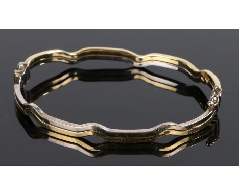 18 carat white and yellow gold bangle, with a wavy line design, 10g