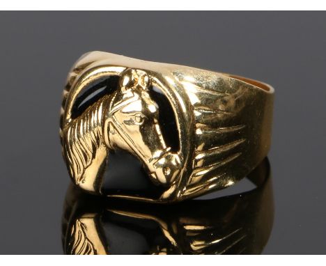 Gold ring, with a horse head design to the head on black enamel, ring size S, 3.3 grams