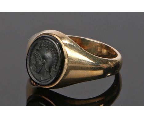 9 carat gold signet ring  the onyx head depicting a Roman centurion, ring size S 1/2