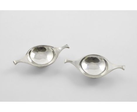 A PAIR OF GEORGE V SCOTTISH PROVINCIAL TOY OR MINIATURE QUAICH'S. stamped "ROBB BALLATER" for William Robb of Ballater, hallm