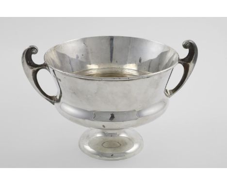 AN EDWARDIAN ART NOUVEAU TWO-HANDLED BOWL. with two flying scroll handles and a slightly flaring circular foot, by Horace Woo