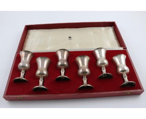 AN ELIZABETH II CASED SET OF 6 WINE GOBLETS. with gilt interiors and contained in original fitted case (with Mappin &amp; Web