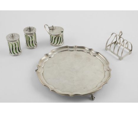 AN EARLY GEORGE V 3 PIECE CONDIMENT SET. including a mustard pot and a pair of pepper casters, with pierced sides and green g