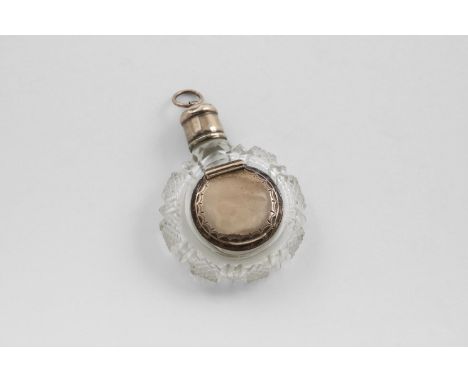 A LATE 18TH CENTURY GOLD MOUNTED CUT GLASS SCENT BOTTLE. with a screw-off cap and suspensory ring, the body with an engraved 