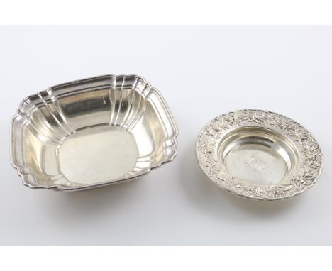 A LATE 19TH/EARLY 20TH CENTURY NORTH AMERICAN BOWL. with a wide border with repoussé  floral decoration on a textured ground,