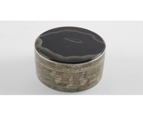 A LATE 19TH/EARLY 20TH CENTURY CHINESE BOX AND COVER. squat cylindrical form, with a chamfered panel of agate mounted on the 