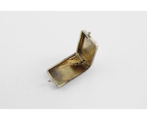 AN EDWARDIAN VESTA CASE. rounded rectangular, with a purse opening and a Albert Barker Patent, gilt interior, by Albert Barke