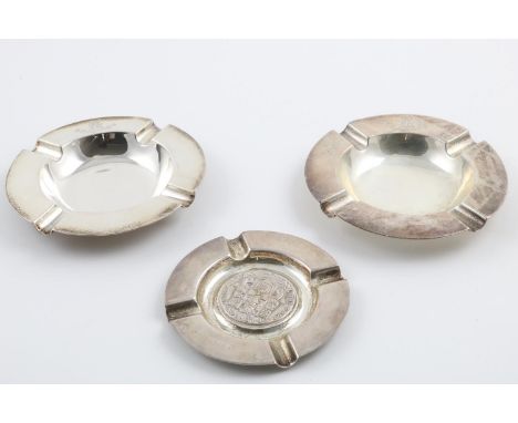 A PAIR OF GEORGE V ASHTRAYS. circular, with 4 cigarette rests on each, crested, by Pairpoint Brothers, London 1910, together 