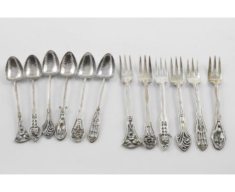 A SET OF SIX EARLY 20TH CENTURY AUSTRALIAN TEA/COFFEE SPOONS. with hammered bowls and individual flower terminals, with six m