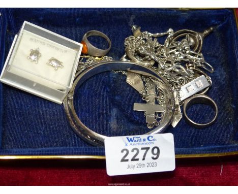 A small quantity of silver jewellery including Birmingham dropper earrings, bangle, 925 rings, crucifix, ingots etc