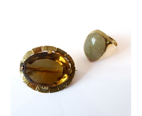 A vintage 9ct gold and hardstone ring, possibly jade - hallmarked London 1967, with a mottled pale grey cabochon stone, size 