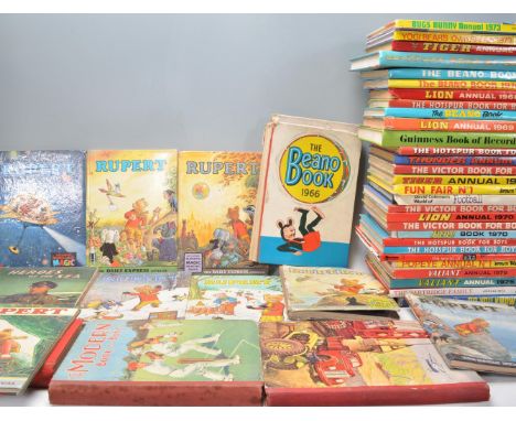 A good mixed collection vintage boys Annuals and books to include Rupert Bear annuals, Bugs Bunny, multiple Beano examples, P