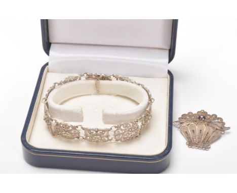 A good silver hallmarked bracelet having pierced floral panels with a push button clasp and safety chain. Hallmarked for Birm
