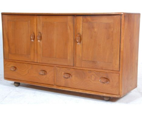 Lucian Ercolani - Ercol - Windsor - model 468 - A 1960's retro vintage elm wood sideboard credenza having a twin door shelved