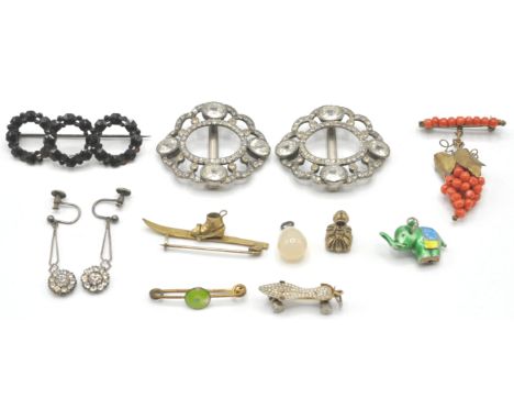 A collection of jewellery to include enamel elephant pendant, ski and boot charm pendant, intaglio seal, enamel set roundel b