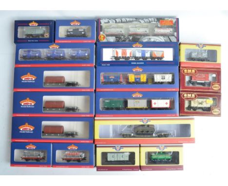 Collection of boxed OO gauge goods wagons from Bachmann, Airfix and Oxford Rail to include multi-wagon sets, limited edition 