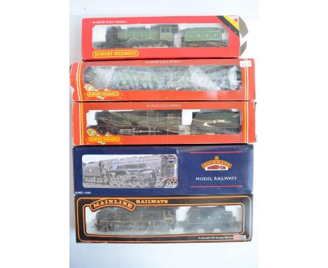 Five OO gauge electric steam train models from Hornby, Mainline and Bachmann to include Bachmann 32-851 BR black Class 9F, Ma