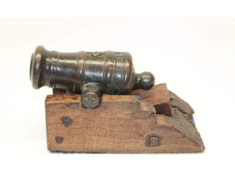 Unusual bronze cast small squat cannon, 6.5" staged ring bounded barrel with approx 1" bore diameter, top of barrel with the 