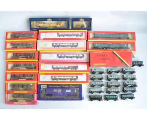 Collection of previously used OO gauge railway wagons and coaches to include 5x boxed Super Detail series Hornby Pullman coac