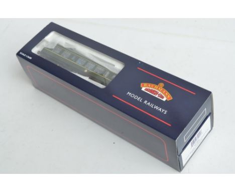 Bachmann OO gauge 32-900 BR green Class 108 2 car DMU with speed whiskers electric train set with power and dummy cars, model