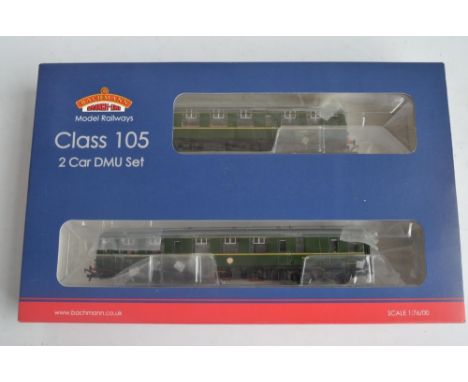 Bachmann OO gauge 32-326 BR green Class 105 2 car DMU with speed whiskers electric train set with power and dummy cars, model