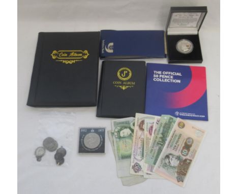 Mixed collection of assorted British/International coins and banknotes to inc. 4 £5 coins, 80 commemorative and circulated 50