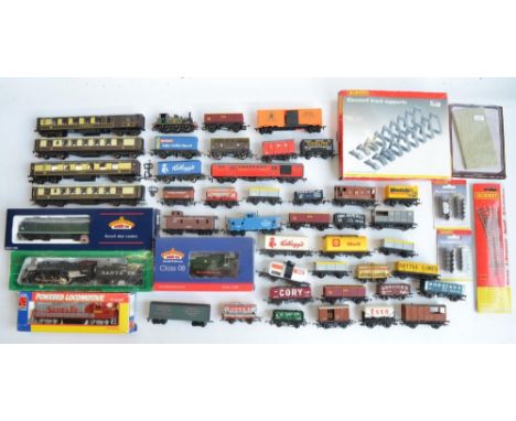 Collection of previously used OO/HO gauge railway models and accessories to include a boxed Bachmann 32-120 BR plain green ea