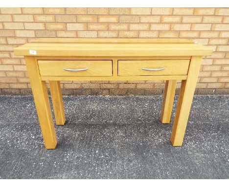 A console table measuring approximately 75 cm x 110 cm x 40.