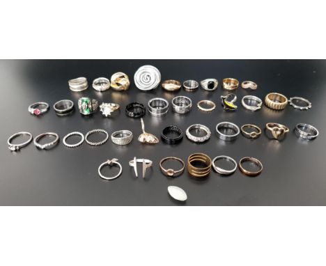 SELECTION OF SILVER AND OTHER RINGSincluding a college ring and enamel decorated examples, 1 box 