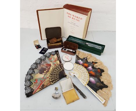 MIXED LOT OF COLLECTABLESincluding a vintage Parker Duofold fountain pen with a 14K gold nib, ladies enamel powder compact, C
