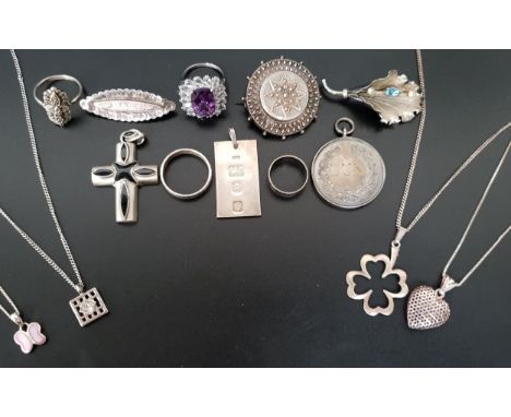 SELECTION OF SILVER JEWELLERYincluding an Ecco foliate brooch, a Victorian mourning brooch with glazed panel to the reverse, 