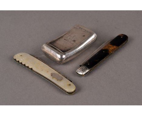 A Georgian period silver snuff box and two later silver bladed pocket knives, the curved box with hinged lid having engraved 