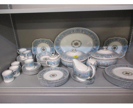 A Wedgwood Florentine bone china dinner service comprising seven dining plates, six side plates, two cake plates, six bowls, 