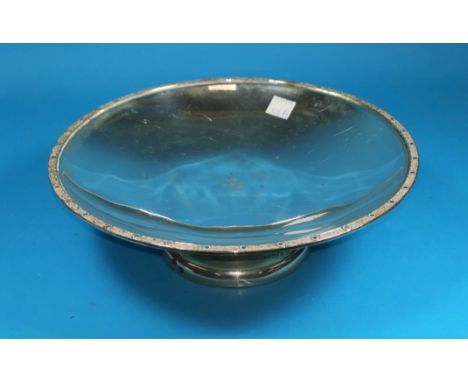 A hall marked silver circular bowl with a Celtic border and a pedestal base, Sheffield 1946, 14.5 oz