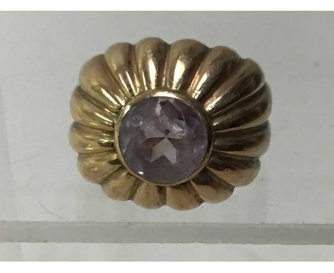 GEM SET RING set with a round gem, unmarked