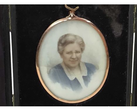 PORTRAIT MINIATURE PAINTING ON PAPER, painted oval in a rolled gold frame and with fitted casethe case 14cm high 
